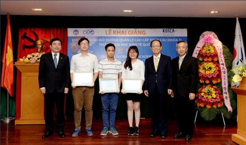  Quỹ học bổng Hakyung và giá sư Lee Young Gie trao học bổng cho sinh viên đại học Kinh tế Quốc dân