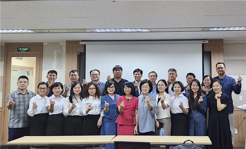 Buổi học thứ 5: Khám phá hệ thống ngân hàng và tài chính Việt Nam: Giải đáp thắc mắc về hệ thống tài chính và ngân sách của Việt Nam/ Chân dung nhà quản lý cao cấp toàn cầu trong tương lai